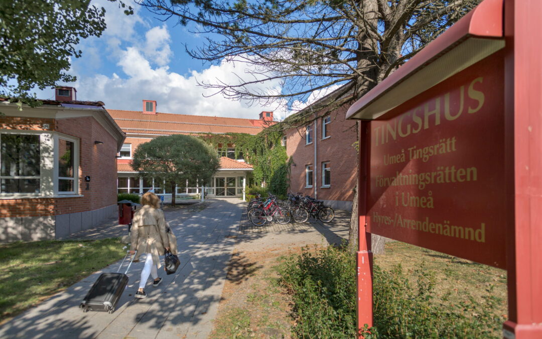 En exteriörbild på Umeå tingsrätt sommartid.