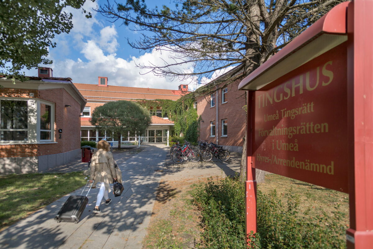 En exteriörbild på Umeå tingsrätt sommartid.