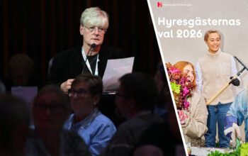 En kvinna med ett papper i handen.