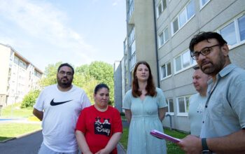 Balder har anlitat en delgivningsfirma som ska informera om att den planerade renoveringen gått till hyresnämnden. Men hyresgäster som sagt nej uppfattar att delgivningsmannen samtidigt försöker få dem att godkänna renoveringen. ”Deras mål är att få folk att ångra sig”, säger Luay Alani, ordförande i lokala hyresgästföreningen.