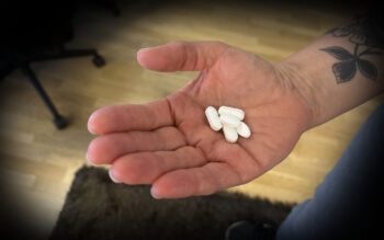 hon stört sina grannar upprepade gånger, men beteendet ska ha berott på att hon inte fick sin ADHD-medicin.