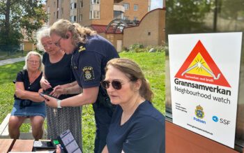 Polisen Anna Schelin visar boende i HRF Rättartunet hur de kan göra olika inställningar i appen för Grannsamverkan.