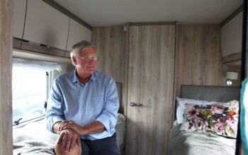 Roland, 73, och hans fru Carina, 70, flyttar runt mellan sina barns adresser, parkeringar och naturreservat.