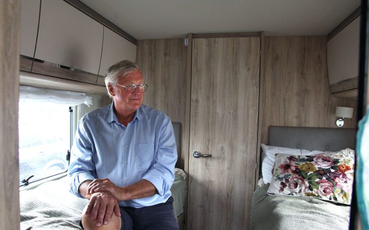 Roland, 73, och hans fru Carina, 70, flyttar runt mellan sina barns adresser, parkeringar och naturreservat.