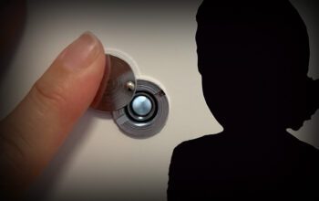 Kvinnan har bland annat begärt ersättning för att hon tvingats flytta på grund av Skatteverkets miss.