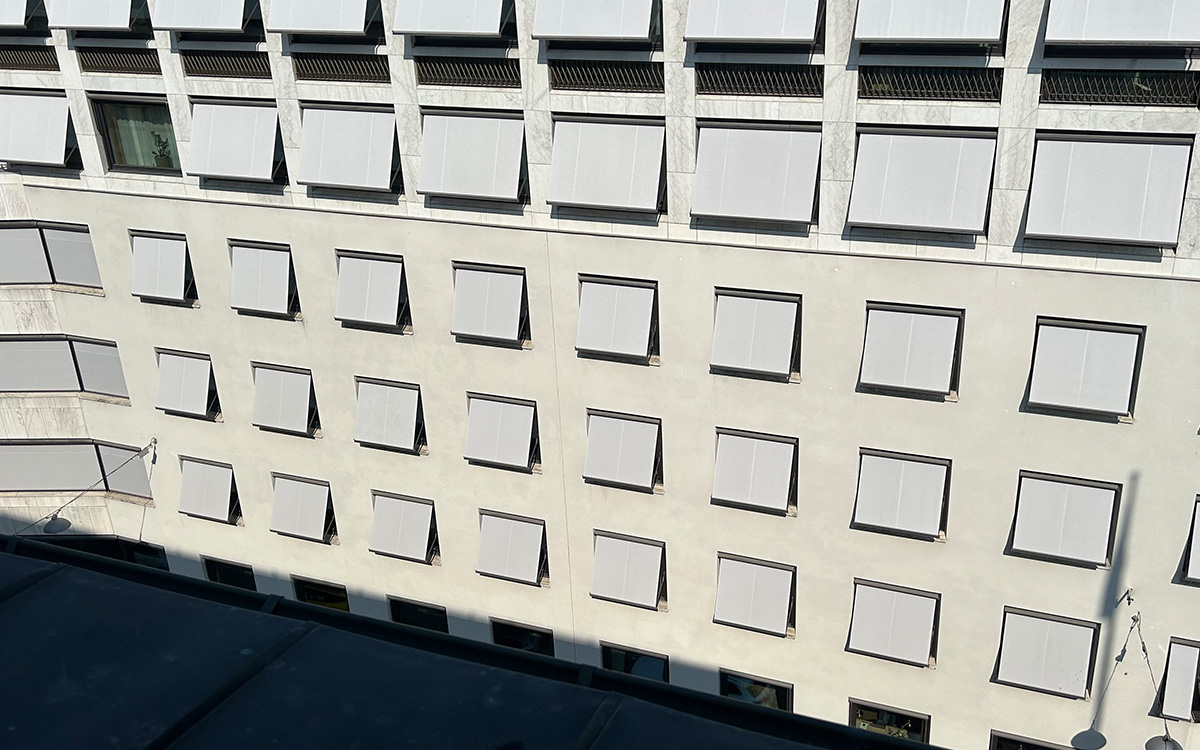 Solskydd monterade utanpå byggnaden gör mer för temperaturen än gardiner och persienner på insidan.