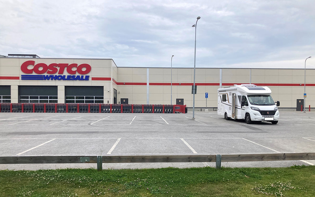 Vid Arninge station, nordost om Stockholm, har Roland och Carina parkerat utanför varuhuset Costco. Här står de när de ska handla, eller ta sig vidare med tåg in mot Stockholm.