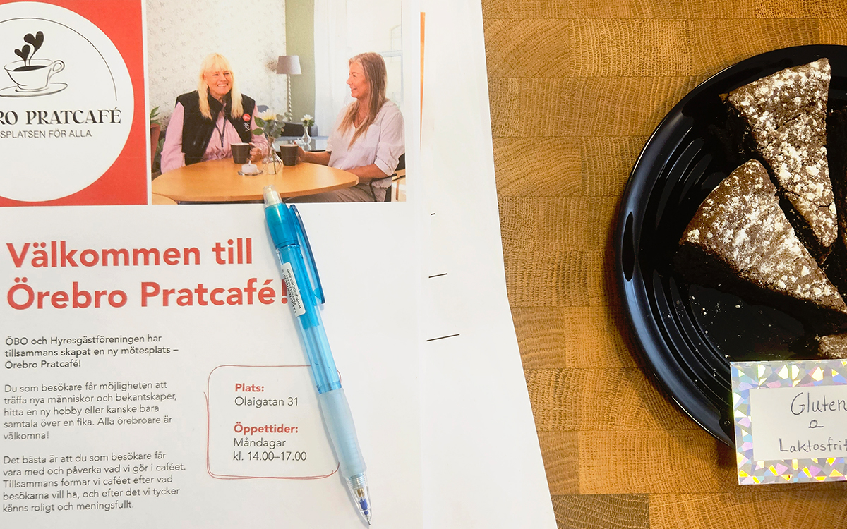Tvådelad bild. Dels på en broschyr där det står om pratcaféet, dels på fikabröd.