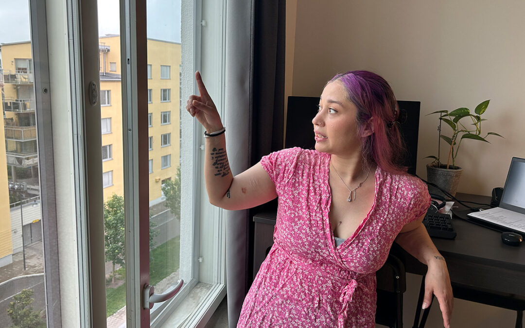 Sindy Marshall Zagal både jobbar och sover i rummet med det stora fönstret.