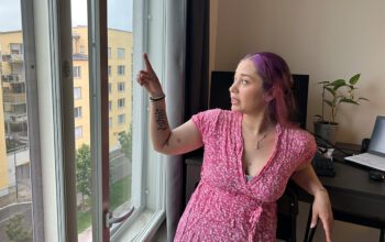 Sindy Marshall Zagal både jobbar och sover i rummet med det stora fönstret.