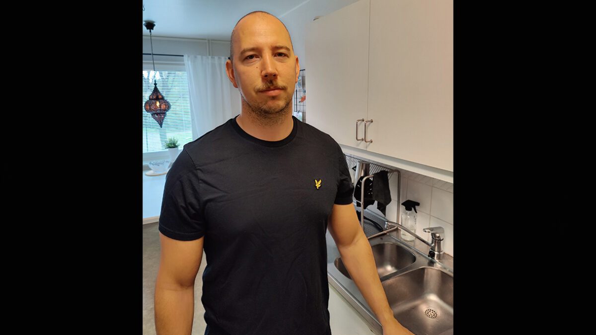 En man i yngre medelåldern vid en diskbänk.