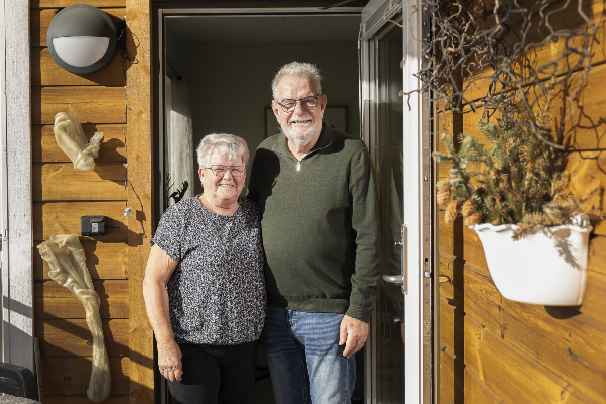 Ingegerd Lönn och Stig Holgersson bor i ett nybyggt hyreshus, Högsby.
