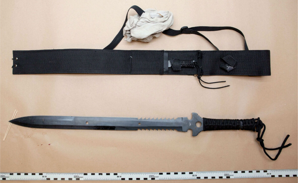 Ett svärd som mätte 47 centimeter i längd beslagtogs. Bilden är tagen från polisens förundersökningsprotokoll.