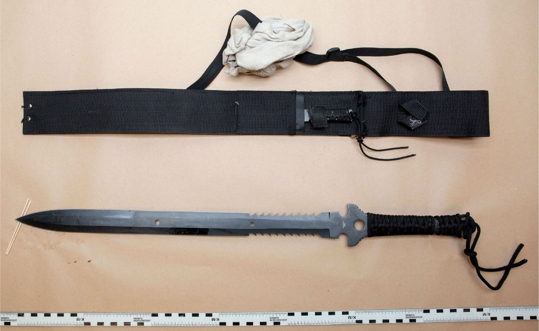 Det 47 centimeter långa svärdet togs i beslag. Bilden är hämtad ur Polisens förundersökningsprotokoll.