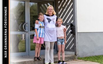 Sandra Salonen har bott i Högsby kommun i 17 år, men har svårt att se hon och döttrarna Maya, 8 år, och Ayla, 10 år, skulle bli kvar en längre tid. "Man märker att samhället dör ut. Det är inte som det var för ens tio-femton år sedan", säger hon.