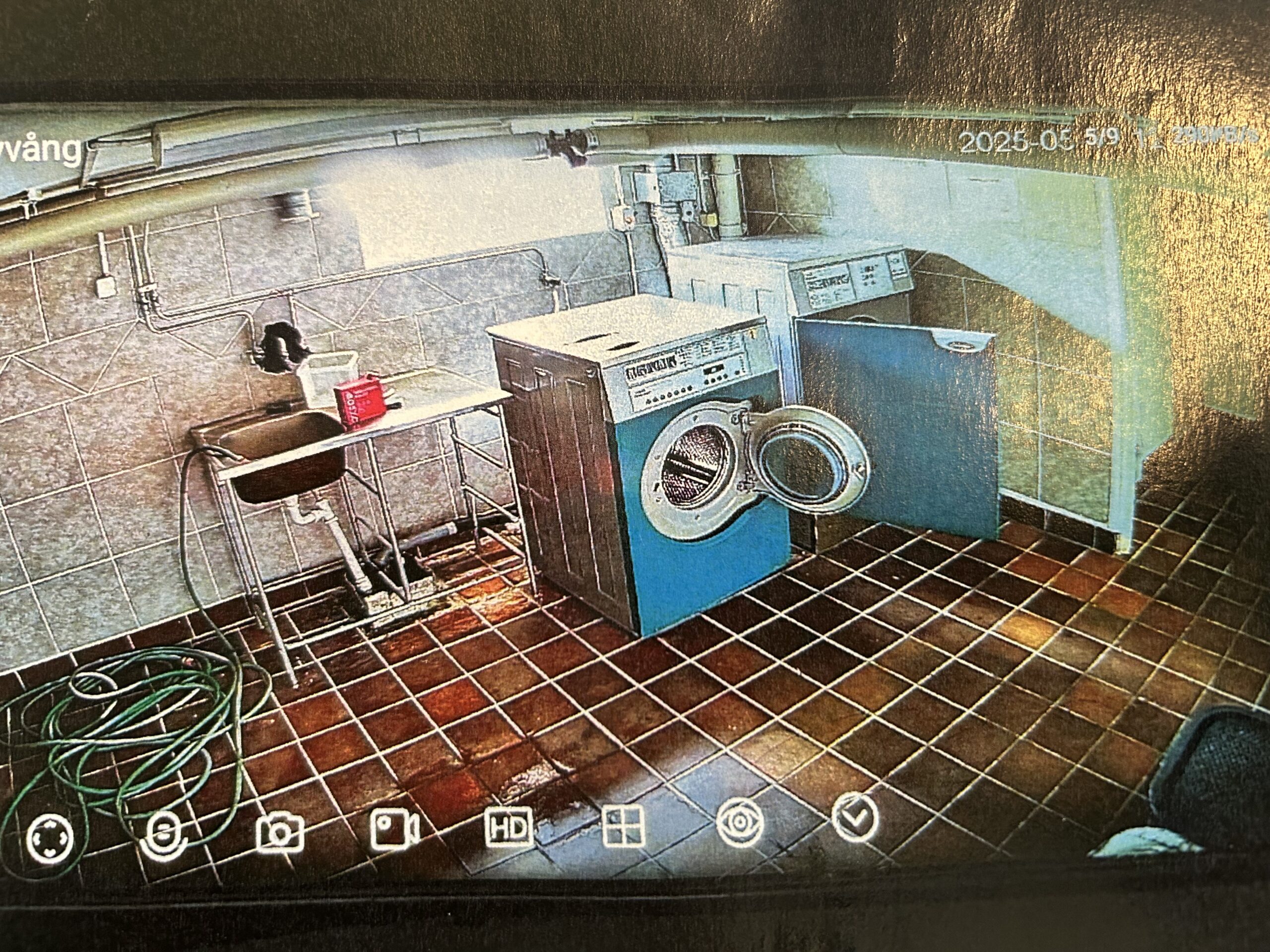 Bild från en övervakningskamera från en tvättstuga.