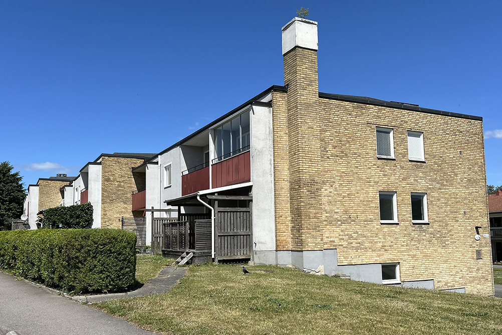 Ett nedgånget hus i gult tegel.
