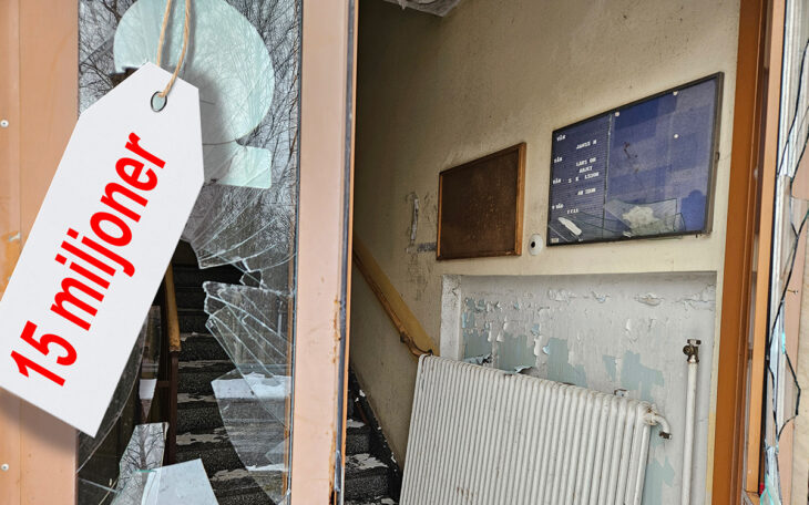 Bilden visar ingången till en demolerad trappuppgång. Elementen har lossat från väggen och en fönsterruta plus en namntavla är sönderslagna. Ett montage gör att en prislapp syns. Där står texten "15 miljoner".