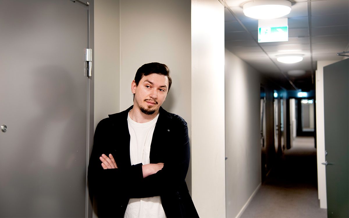 Remus Ungureanu i korridoren utanför lägenheten där han bodde.