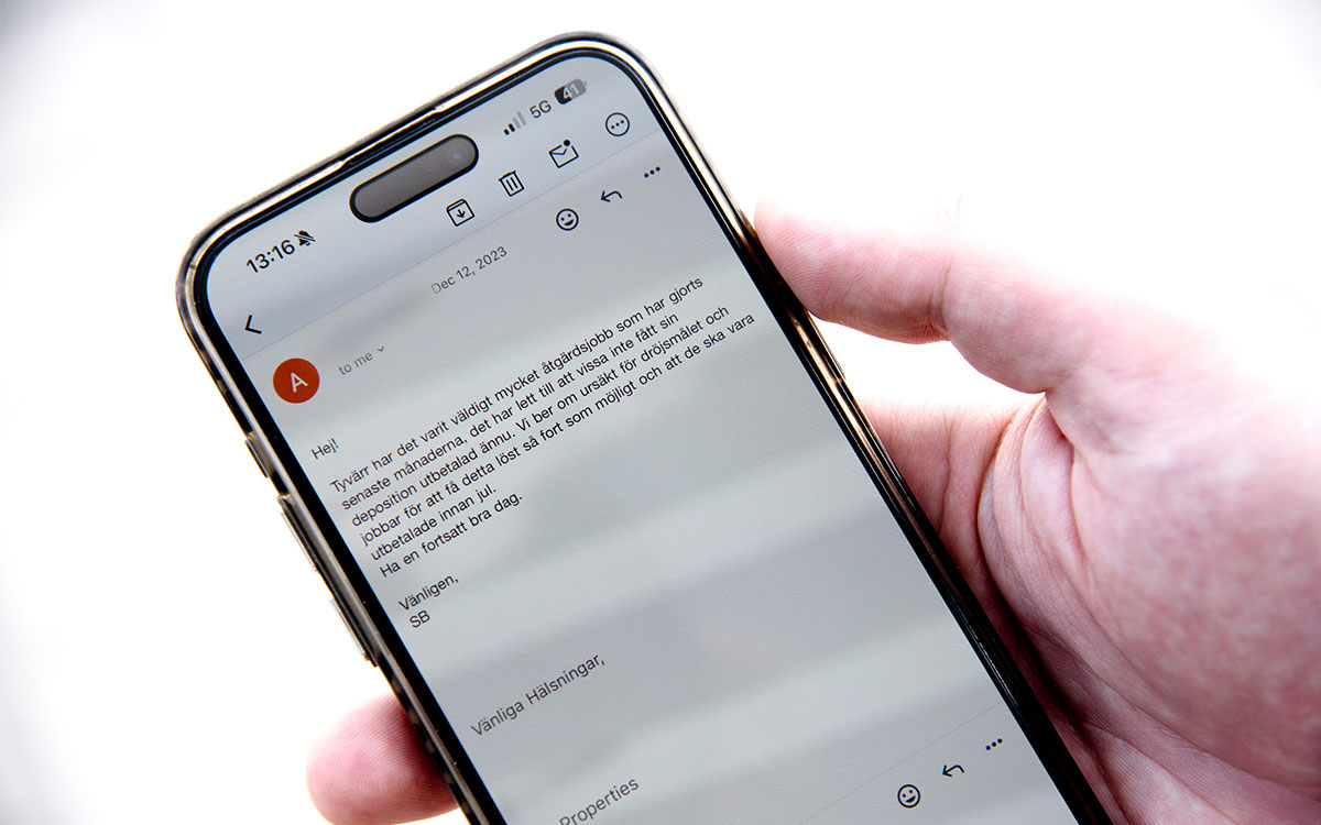 Mellanhänder i konkurs. Hand med mobil och textmeddelande.