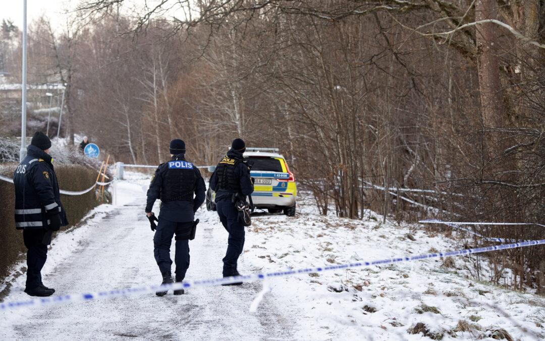 Det var i januari 2024 som mannen attackerade två poliser med svärd. Nu riskerar han att bli av med sin lägenhet.