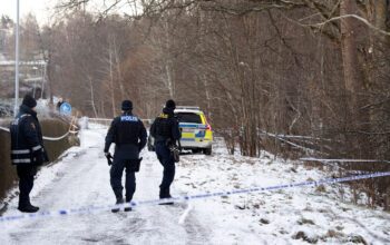 Det var i januari 2024 som mannen attackerade två poliser med svärd. Nu riskerar han att bli av med sin lägenhet.