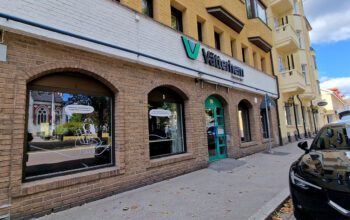 Vätterhem vill vräka mannen, som tidigare var anställd på bolaget. Nu ska hovrätten ta ställning i frågan.