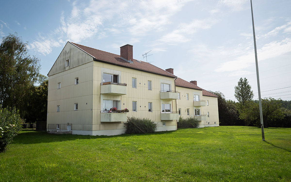 Ett gult hus i tre våningar.
