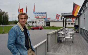 Albin Allmyr utanför motell Trafikanten i Bygdeå.