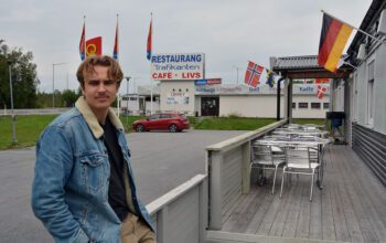 Albin Allmyr utanför motell Trafikanten i Bygdeå.