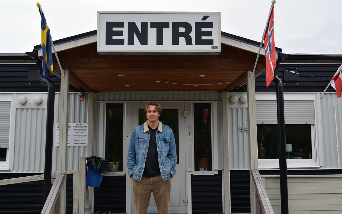 Albin utanför motellet i Bygdeå.