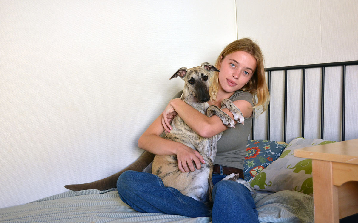 Betty Torstensson, 24 år, och hennes hund Hans-Ivar.