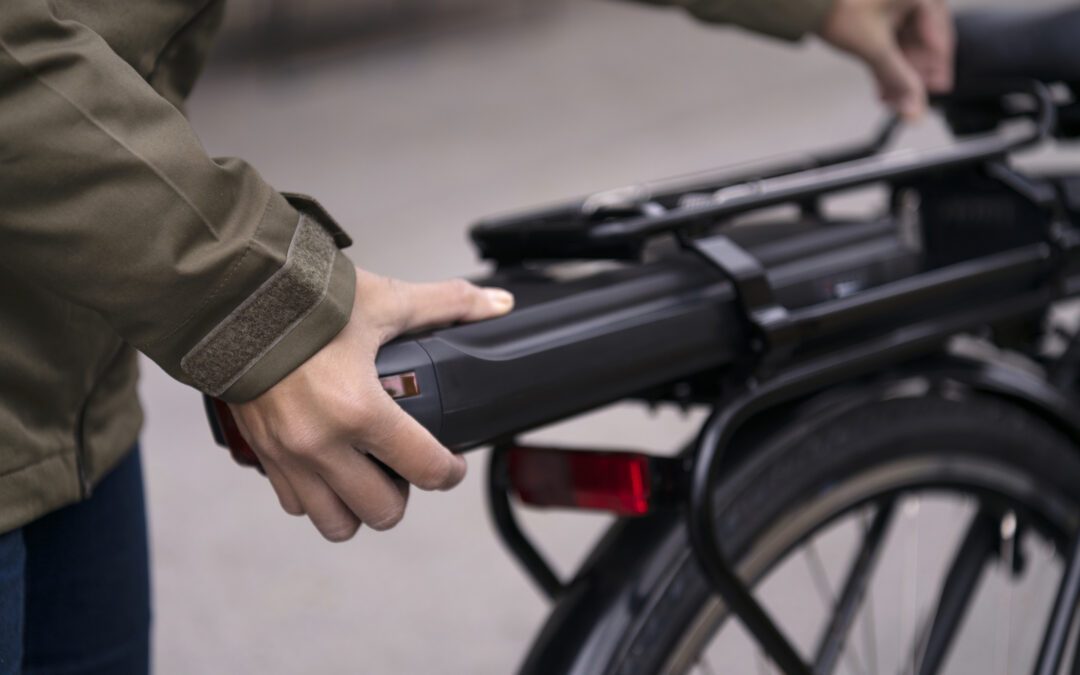 Mannen är dömd för att ha bedrivit en omfattande häleriverksamhet med lägenheten som nav. Stulna elcyklar och batterier värda hundratusentals kronor har sålts vidare till kunder via Blocket och Facebooks Marketplace med hjälp av förfalskade kvitton.