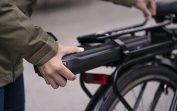 Mannen är dömd för att ha bedrivit en omfattande häleriverksamhet med lägenheten som nav. Stulna elcyklar och batterier värda hundratusentals kronor har sålts vidare till kunder via Blocket och Facebooks Marketplace med hjälp av förfalskade kvitton.