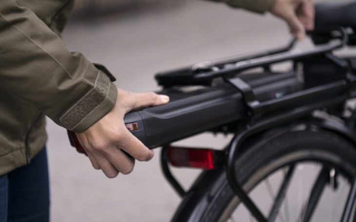 Mannen är dömd för att ha bedrivit en omfattande häleriverksamhet med lägenheten som nav. Stulna elcyklar och batterier värda hundratusentals kronor har sålts vidare till kunder via Blocket och Facebooks Marketplace med hjälp av förfalskade kvitton.