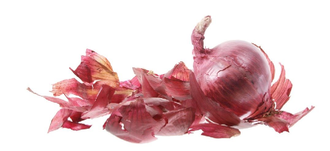 Guld­klimpar i kom­posten! Matavfall som gult och rött lökskal går att använda till färgbad. Det gäller även ­kärnor och skal från ­avokado som ger vita tyger en rosa färg.