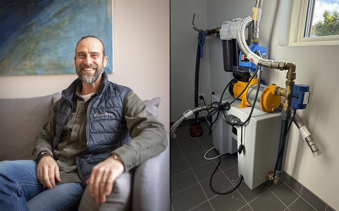 Kristoffer Strehlenert sitter i en soffa samt en bild på regnvattenspump