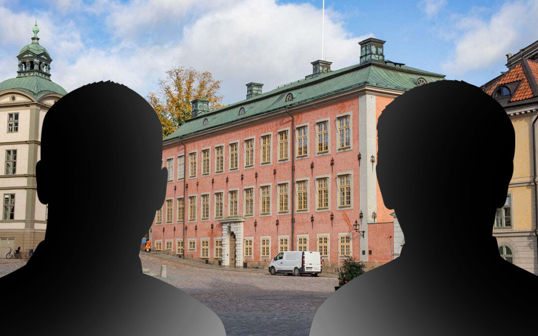 Två svarta silhuetter av två män. I Bakgrunden Svea hovrätts byggnad i Stockholm.