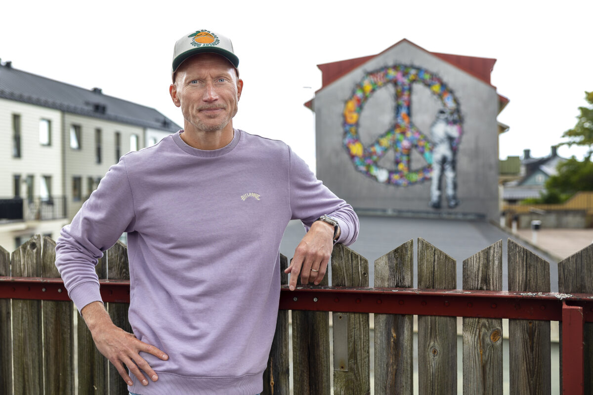 Bilden visar Oskarshamns kulturchef Marcus Persson framför en väggmålning.
