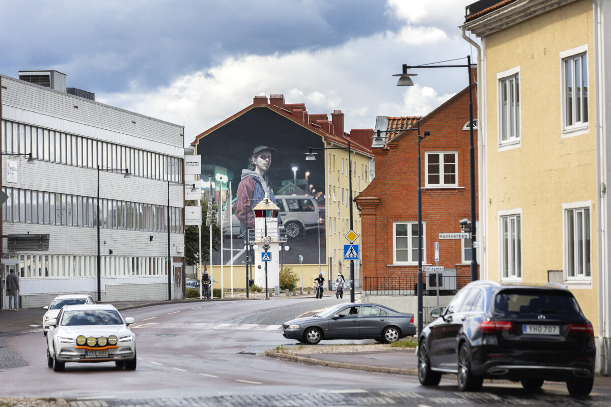 Bilden visar en väggmålning i Oskarshamn.