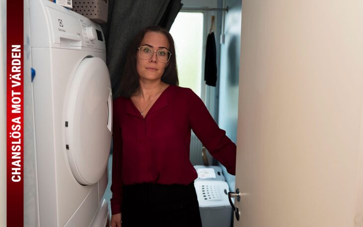 Ett foto på en kvinna i röd överdel och glasögon som står vid en torktumlare i ett badrum bakom en dörröppning, och på bilden finns texten "Chanslösa mot värden".