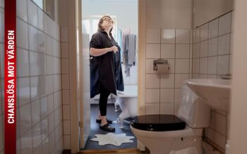 Hyresvärden Stena Fastigheter vill riva ut badrummet hemma hos Magdalena Forshamns familj, trots att det renoverades för bara sju år sedan. "De bryr sig inte om att de kör över sina hyresgäster. De håller på att förstöra huset. Det finns massa bra kvaliteter här som kommer att försvinna”, säger Magdalena som själv är arkitekt.
