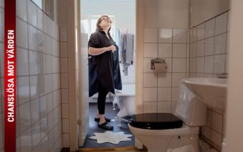 Hyresvärden Stena Fastigheter vill riva ut badrummet hemma hos Magdalena Forshamns familj, trots att det renoverades för bara sju år sedan. "De bryr sig inte om att de kör över sina hyresgäster. De håller på att förstöra huset. Det finns massa bra kvaliteter här som kommer att försvinna”, säger Magdalena som själv är arkitekt.