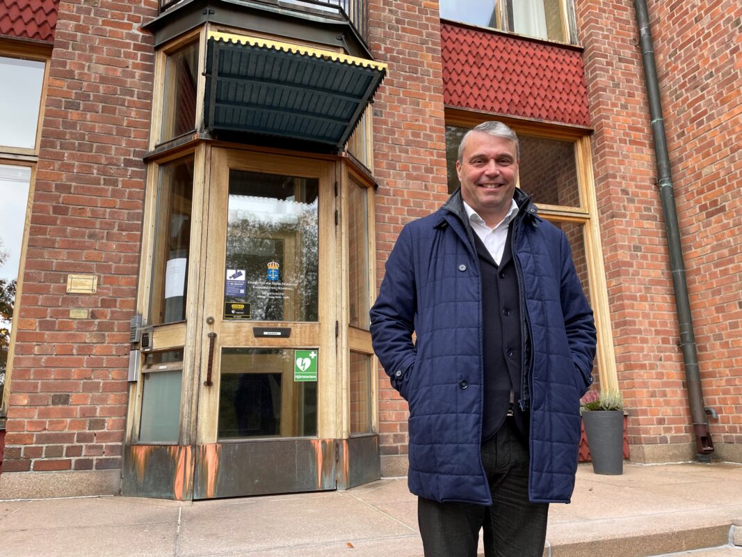 En glad man i 50-årsåldern i trappen utanför hovrätten i Sundsvall.