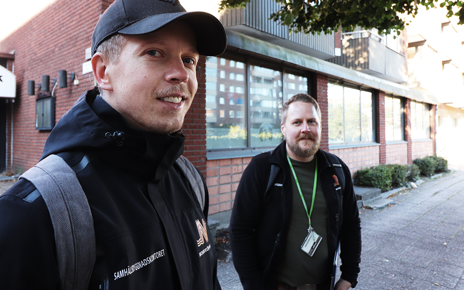 Erik Bäcklund och Henric Rehnmark och deras kollegor på miljö- och hälsa har knackat på över hundra dörrar i Norrköping.