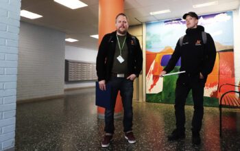 Henric Rehnmark och Erik Bäcklund synar hyreslägenheter i Norrköping.