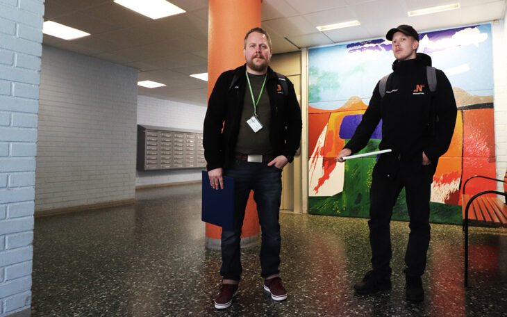 Henric Rehnmark och Erik Bäcklund synar hyreslägenheter i Norrköping.