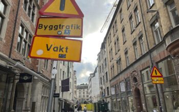 Varningsskylt för byggtrafik på Grev Turegatan