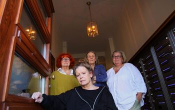 Mic Meyer, Boel Nilsson, Gabrielle Osis och Eva Norberg fick nog av hotelluthyrningen i hyreshuset och polisanmälde bolaget Hostini.