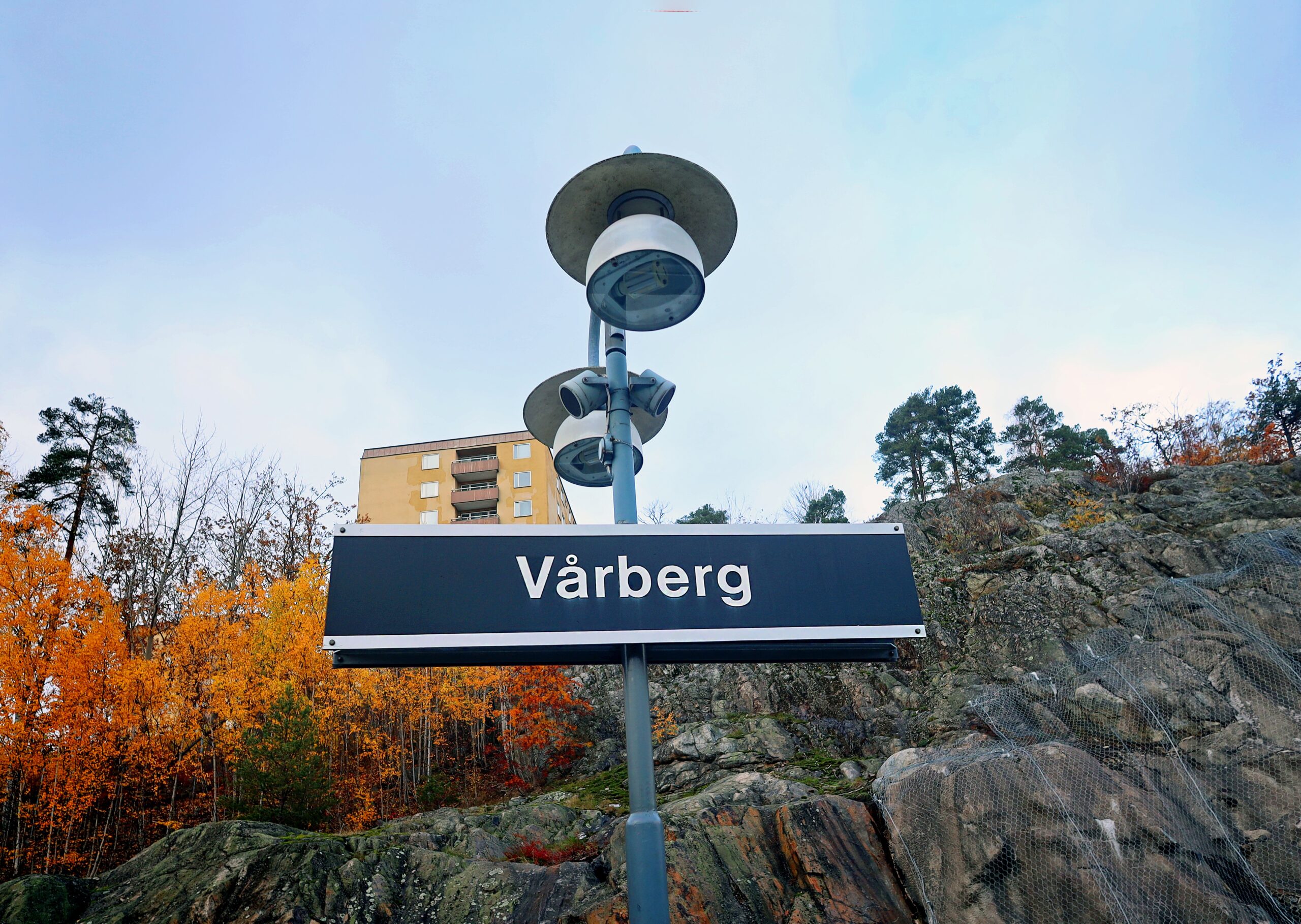 Skylt med texten Vårberg vid tunnelbaneperrong